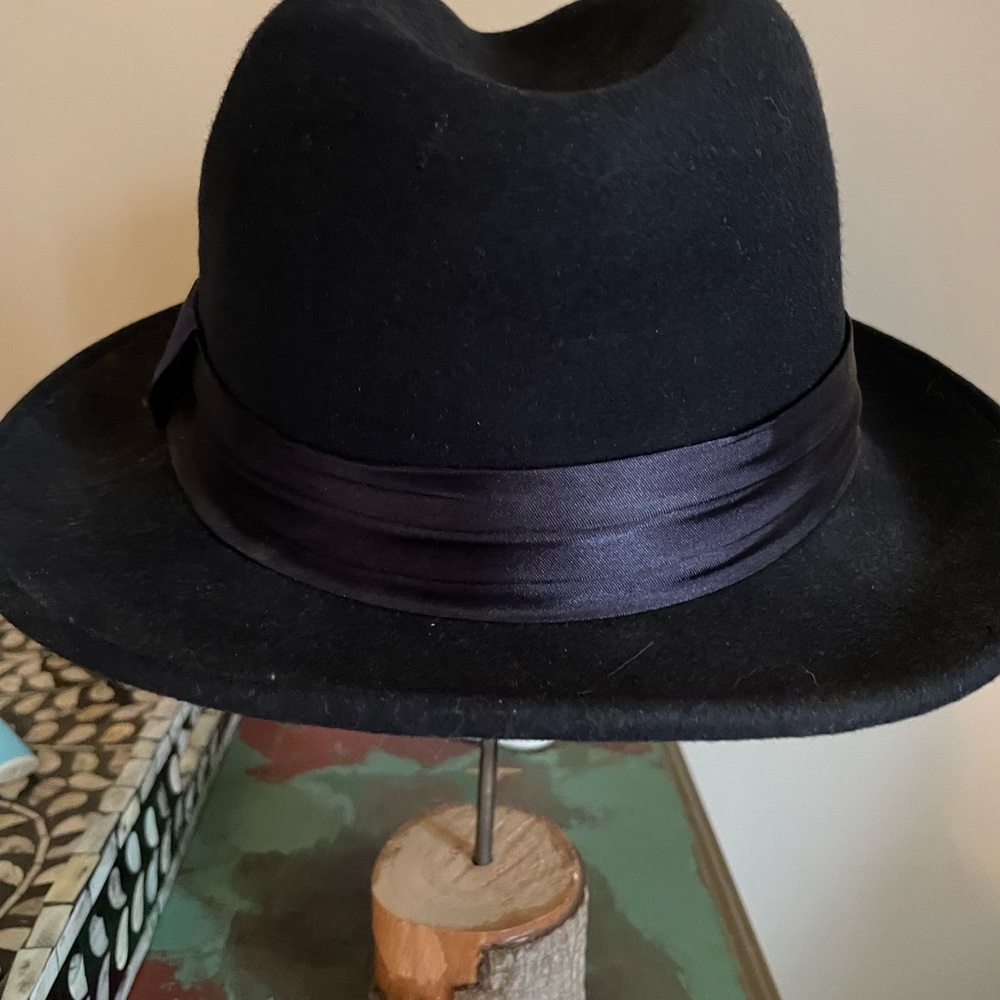 Men’s 100% wool navy blue hat.